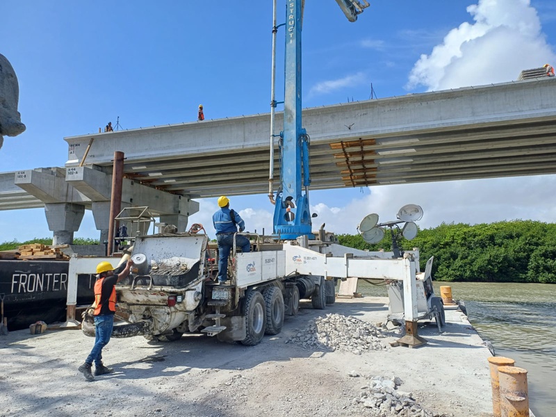 RENTA DE CAMIONES CON BOMBAS PLUMA PARA CONCRETO